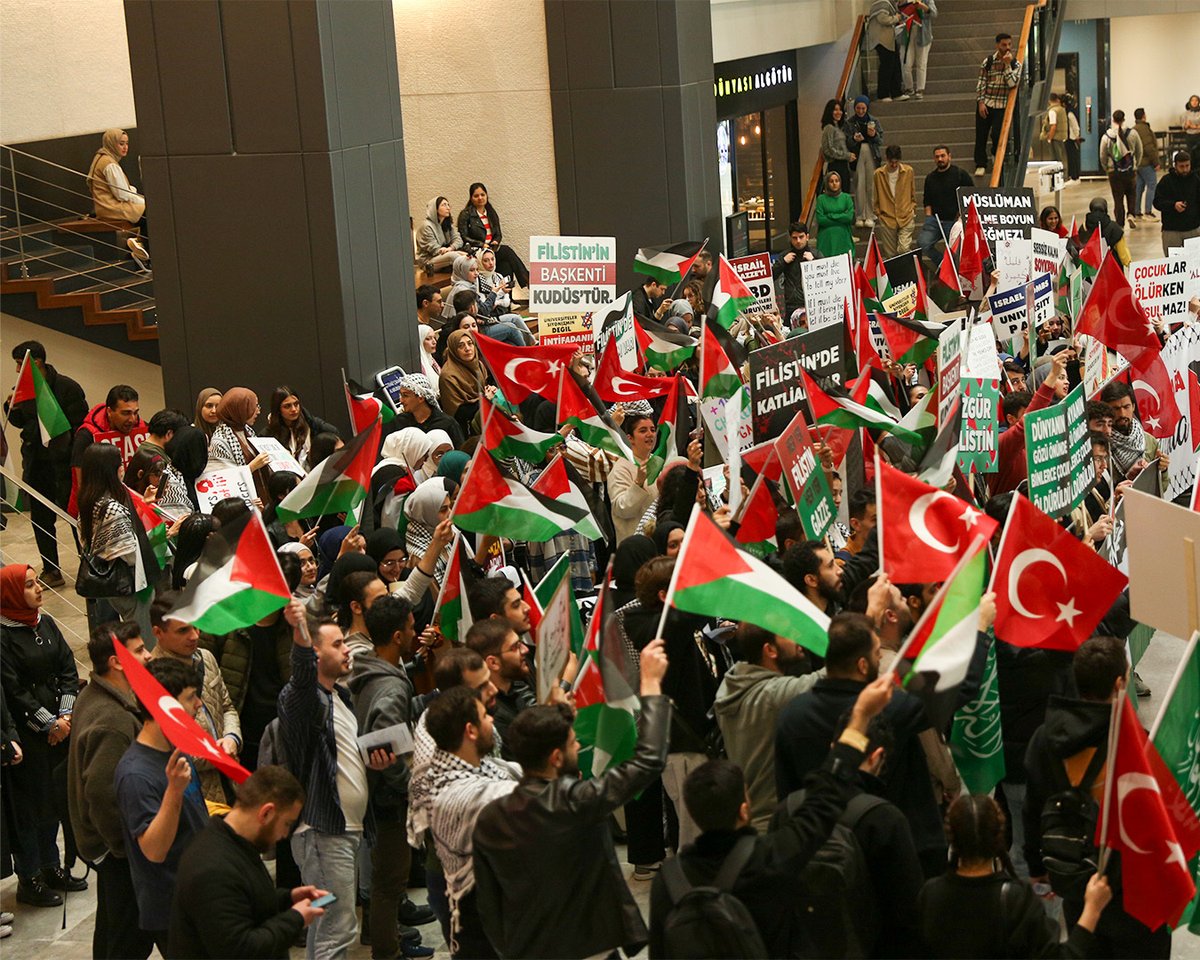 Medipol öğrencileri, İsrail’in Gazze saldırılarına dikkat çekmek ve ABD’de üniversite kampüslerindeki protestolara destek vermek amacıyla Güney Kampüs’te bir araya geldi.

Medipol students came together at the South Campus to draw attention to Israel's attacks on Gaza and to…