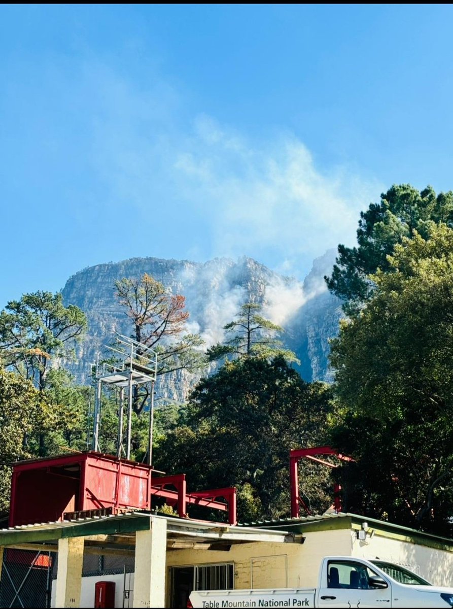 🔥Skeleton Gorge Fire🔥 Largely contained Currently, firefighting efforts continue along the slopes of Fernwood Park and Newlands, involving more than 60 firefighters of NCC Environmental Services, Volunteer Wildfire Services, and Working on Fire, battling a large flare-up.