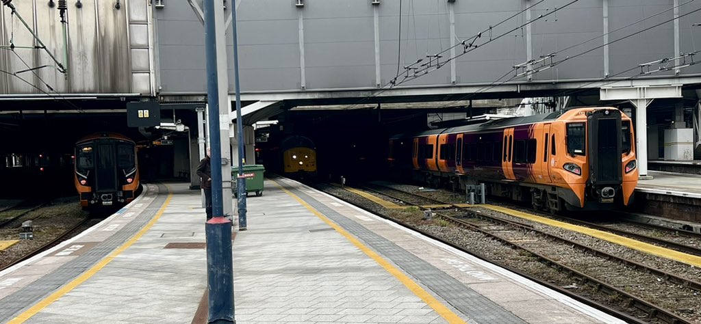 Mega traction passing through Birmingham New Street 👀 Here are some shots of 37800 pulling 730013 to Soho depot #Class37 #Class730