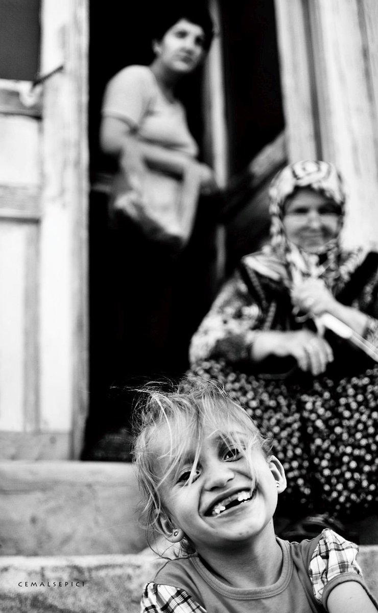 Dünyanın en güzel hissidir..
Birinin yüzündeki gülümsemenin sebebi olduğunu bilmektir
#bw #blackandwhitephotography #blackandwhite #monochrome #portraitphotography #portrait #life #cmlspc #cemalsepici #anatolia #photography #PHOTOS #artphoto #documentaryphotography #biga #Biga