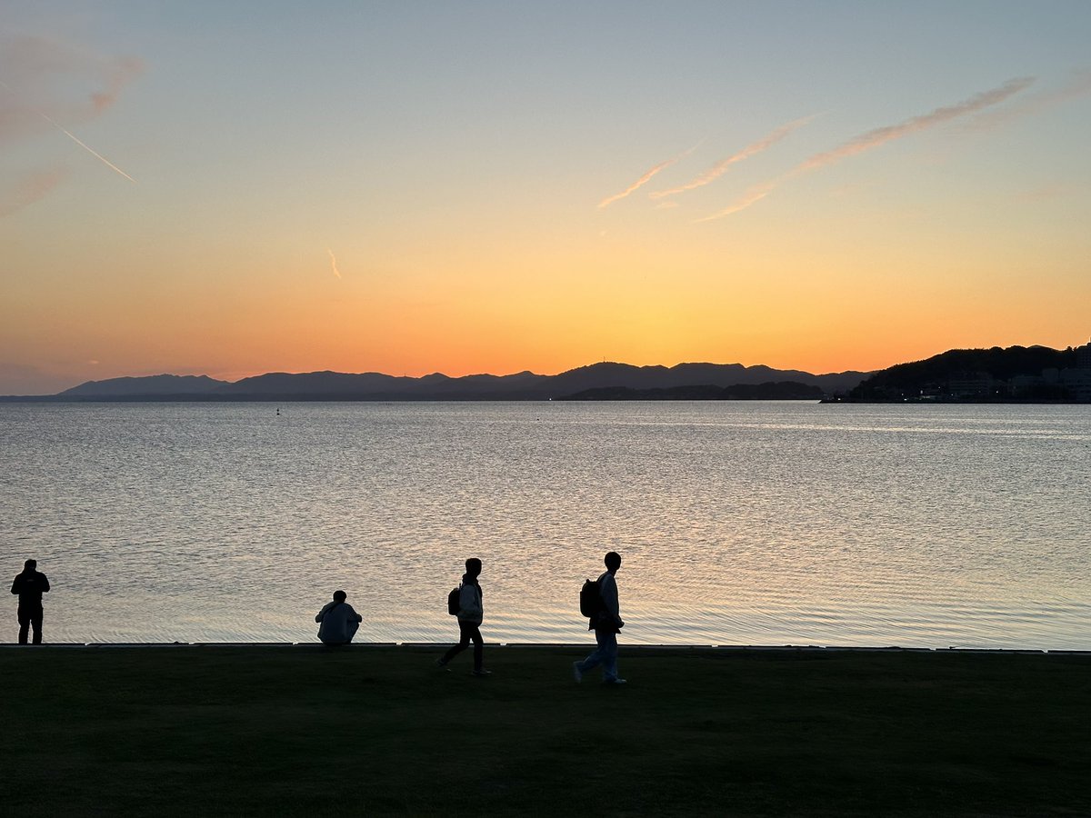 島根旅のラストは宍道湖の夕日
iPhoneでもめちゃくちゃ綺麗に撮れる

のんびり夕日を見るのも連休ならではって感じでとてもリフレッシュできました！