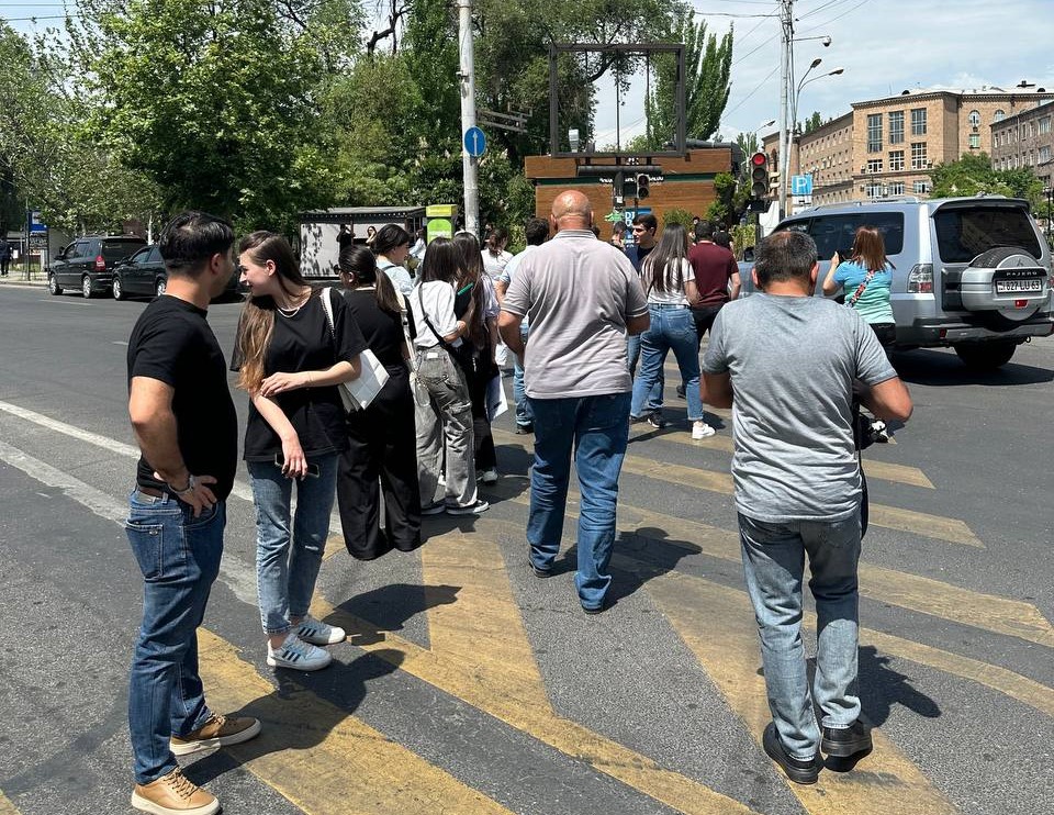 Young people blocked the intersection of Sayat-Nova & Alek Manukyan streets in #Yerevan. Protests in support of #Tavush residents and against the surrender of #Armenian territories to #Azerbaijan continue throughout the country.