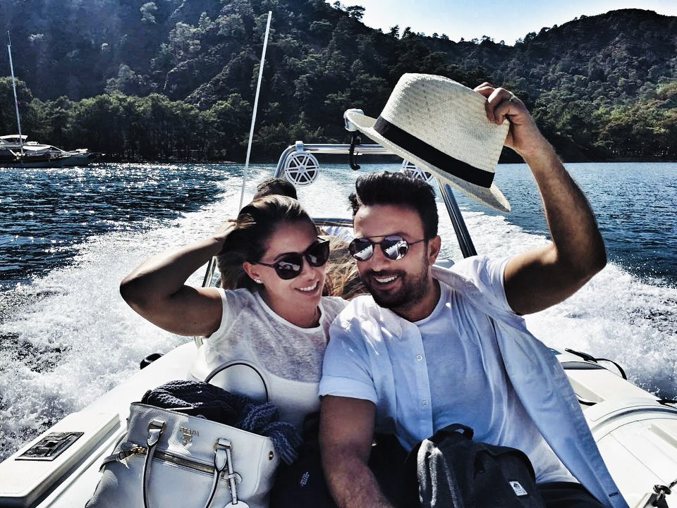 Megastar #Tarkan eşi Pınar Tevetoğlu ile evlilik yıl dönümlerini bu romantik kareleriyle kutladı