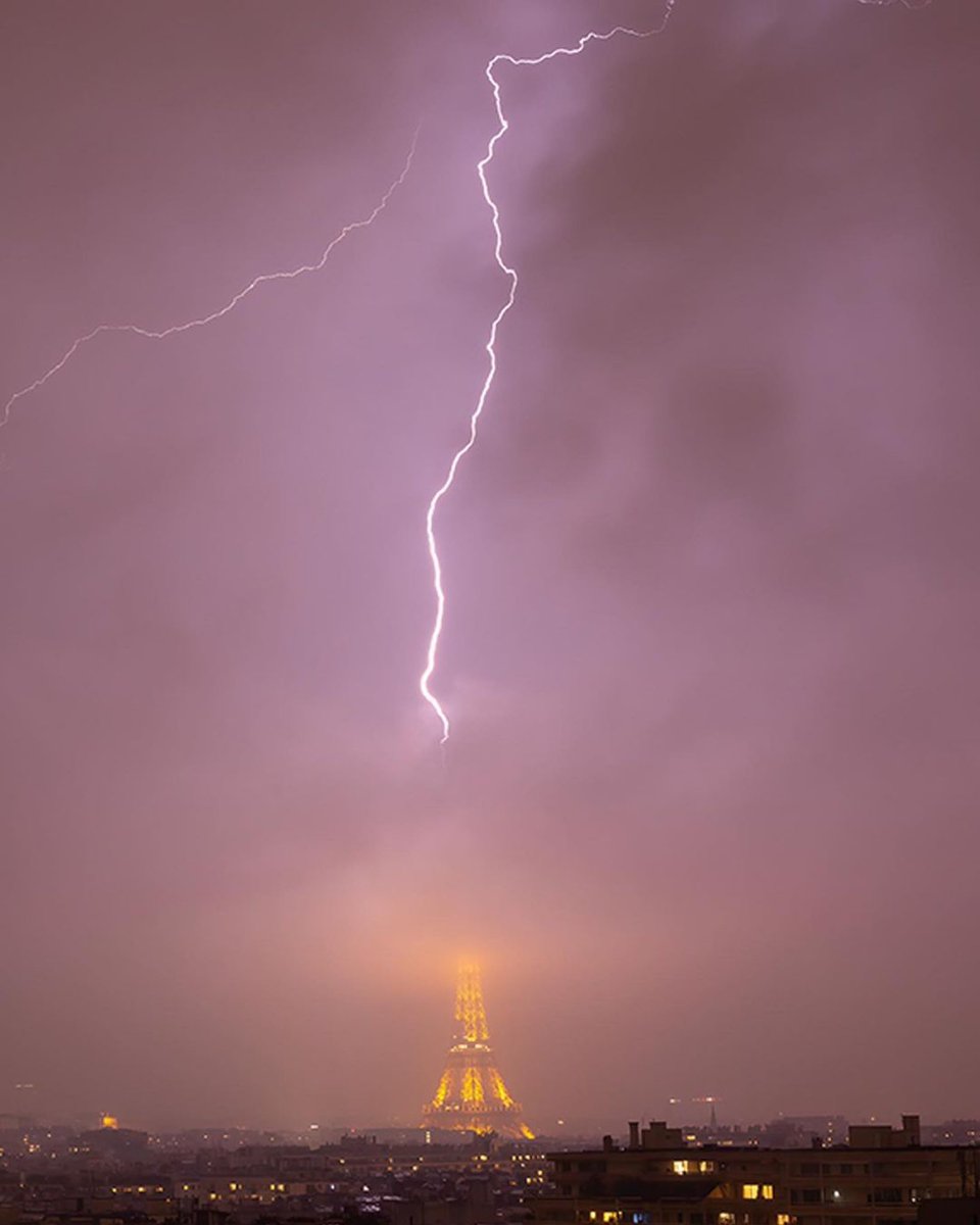 La Tour Eiffel frappée par la foudre ce mercredi 1er mai. ⛈️

📸: @ptrenard