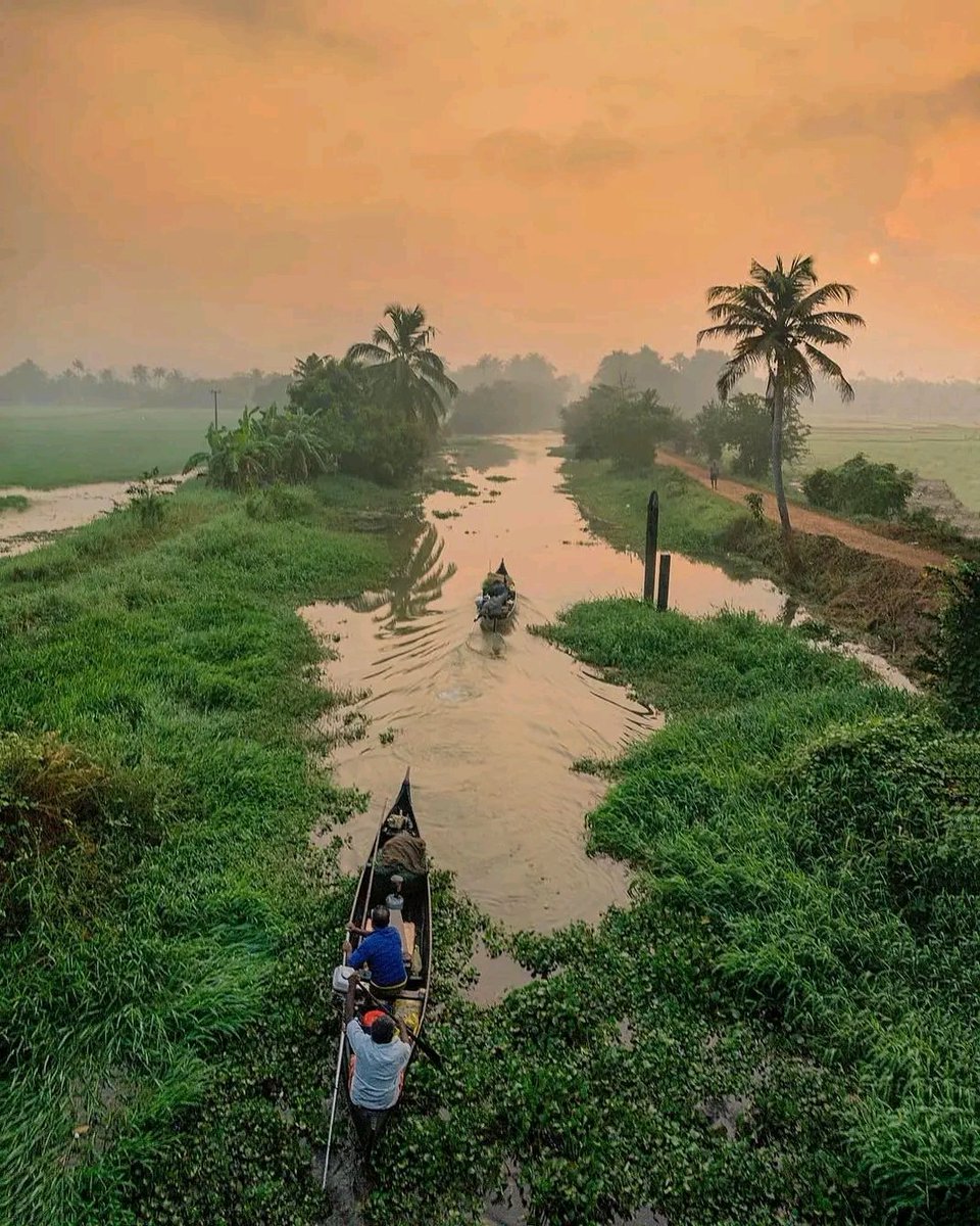 #indiatourism #sustainabletourism Quiet place to go with loved one, it is very scenic and peaceful. If have time then go and spend some quality time with your family #responsibletourism #dekhoapnadesh #tourisminfrastructure #vocalforlocal #fcci_india #kumarakom #travelforlife