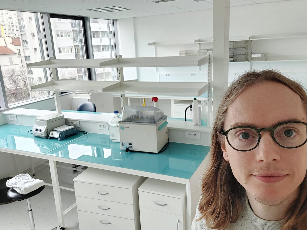 It is really happening! Today I started as a junior group leader at the IPNP @Insermu1266 in Paris. I'm super excited to set up the lab and get working building microscopes and uncovering the mysteries of zebrafish spinal cords with voltage imaging.
