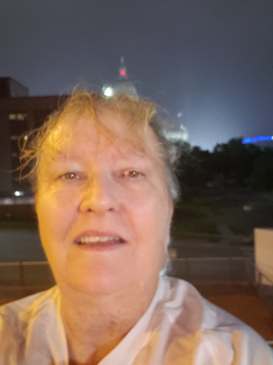 #200DaysOfWalking #365DaysOfWalking Selfie with the Texas Capital on a rainy morning. 40 minutes walking. Will run tomorrow.