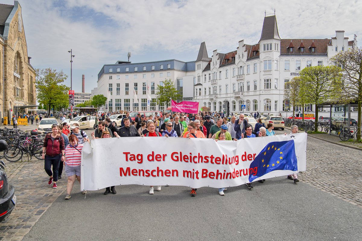 Traditionell ist der „Europäischen Protesttag zur Gleichstellung von Menschen mit Behinderung“ am 5. Mai, doch in Bielefeld wurde schon am 29. April für 
Barrierefreiheit, Selbstbestimmung, politische Bildung und Schutz vor Gewalt demonstriert. bethel.de/aktuelles/nach…