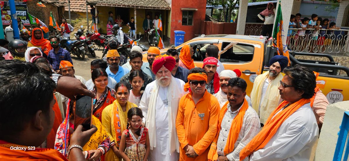 আজ শংকরপুর গ্রামে নির্বাচনী প্রচারে গিয়ে মা কালীর মন্দিরে পূজা দিলাম ও সকলের মঙ্গল কামনার্থে প্রার্থনা জানালাম ।
आज पांडेश्वर विधानसभा के शंकरपुर गांव स्तिथ काली मां के मंदिर में दर्शन कर आप सभी की सुख, शांति और समृद्धि के लिए प्रार्थना की। और वहां उपस्थित लोगों से बातचीत की।