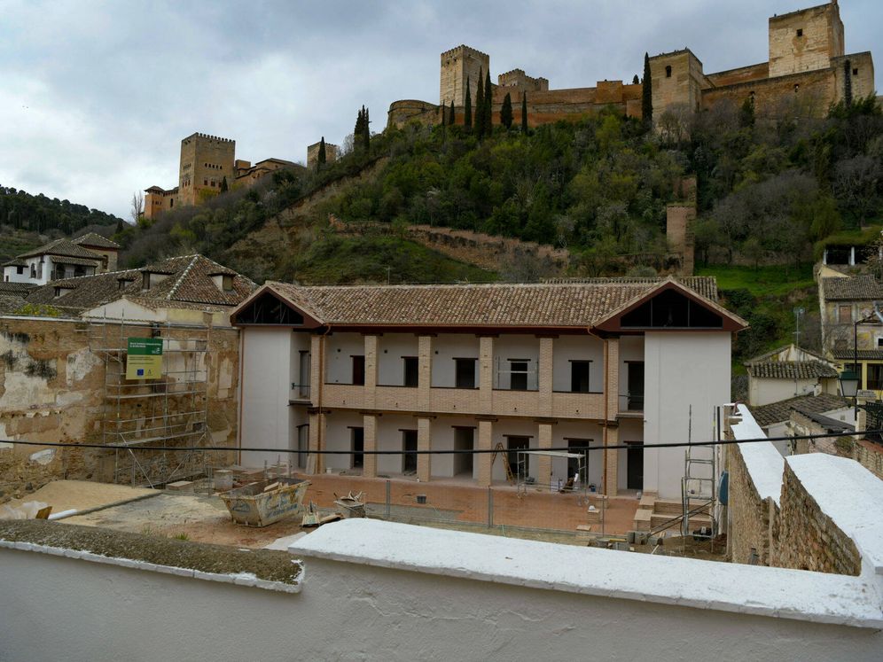 Cual fue el primer hospital de España y primer sanatorio mental de Europa?

El Maristán de Granada

Construido en 1367 y tras la conquista fue fábrica de monedas, almacén de vinos, presidio y una corrala de vecinos