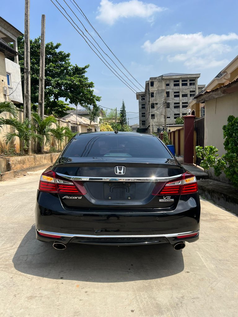 Fresh unit 🔥🔥🔥 Naija used 2016 Honda Accord Touring V6 Remote start ✅ Ecofuel ✅ Reverse camera ✅ Right side camera ✅ Tyres ✅ Ac ✅ Gear ✅ Price :N11.5m ( negotiable) Location: Ojodu Call: 09162965794 Pls Retweet 🙏🏻