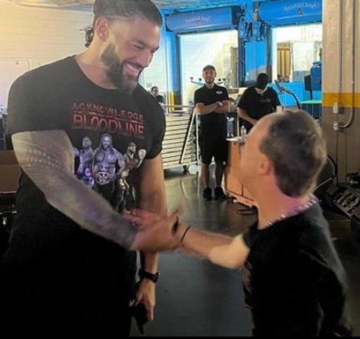 Roman Reigns is a loving giving Tribal Chief! ❤️ 

#25DaysOfRomanReigns Day 2