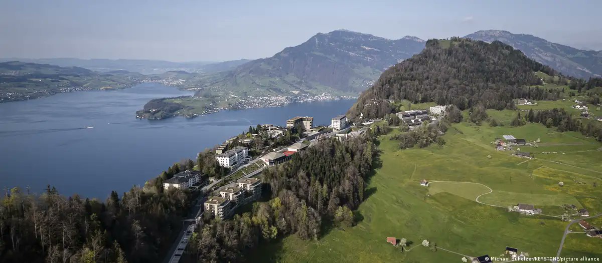 瑞士向160 多个代表团正式发出参加乌克兰会议的邀请
俄罗斯尚未受到邀请

本周四，瑞士向160 多个代表团正式发出参加乌克兰会议的邀请。瑞士应乌克兰的请求筹备并组织该会议。会议计划于6月15日至16日在瑞士卢塞恩湖畔的布尔根施托克（Bürgenstock Resort）豪华酒店举行。