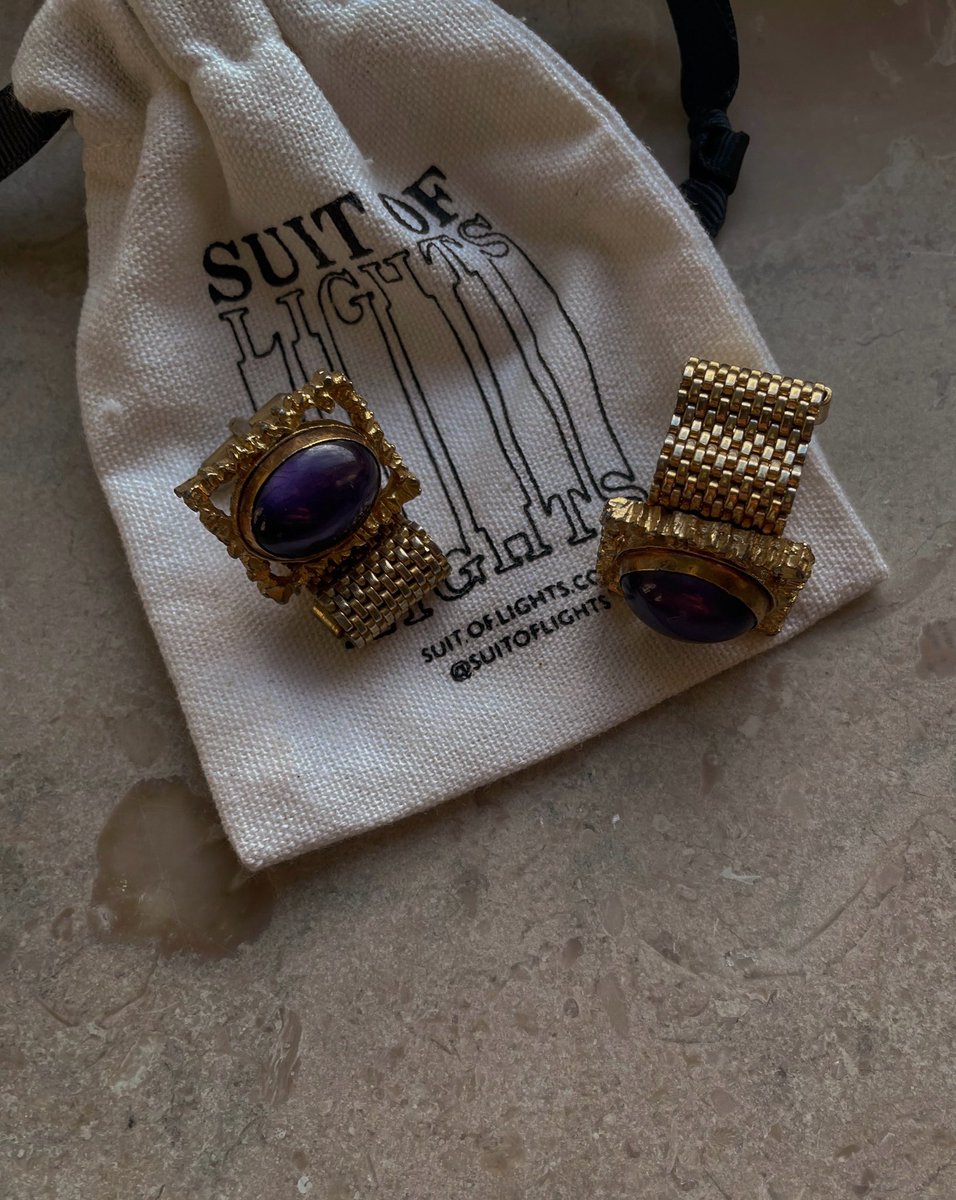 vintage mexican wrap cufflinks✨ 
.
.
.
.
.
#suitoflights #readytowhere #vintage #vintageoutfit #officesiren #springstyle #voguespain #stockholmstil #ethicalfashion #hekletvesker #cufflinks