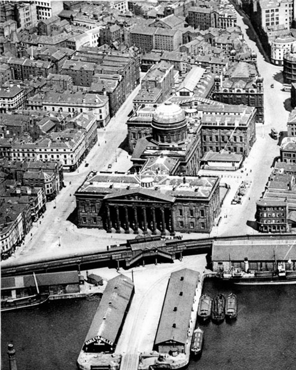 Pictured: #Liverpool Custom House, 1954.

Our #RecordOfTheDay is from the #MappingMemory #Humap

See more mappingmemory.org/map/records/cu…

#AerialPhotography #LiverpoolDocks #LiverpoolWaterfront #EnglishHistory #BritishHistory #UK #UnitedKingdom #IndustrialHistory