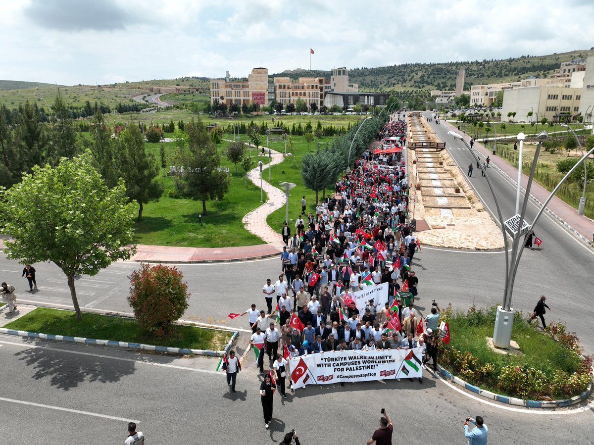 @eyupkadirinan @mucahidsuleyman 📍Mardin TÜRKİYE WALKS IN UNITY WITH CAMPUSES WORLDWIDE FOR PALESTINE! Üniversiteli AK Gençlik olarak Kampüslerde, Gazze için, Yüreğimizle yürüyoruz!🇵🇸 #CampusesSayStop #FreePalestine @eyupkadirinan @mucahidsuleyman