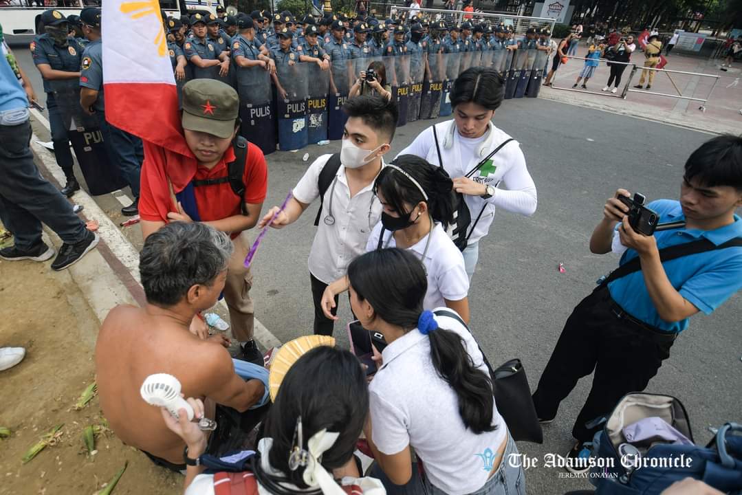 stpreign's tweet photo. Si tatay ang tsuper na may hawak ng PH flag sa mob kahapon.

Sabi nya sakin dinaganan, hinampas at inapakan pa raw sya ng mga pulis habang nakahiga na sa sahig. https://t.co/cjv1YcQbSM