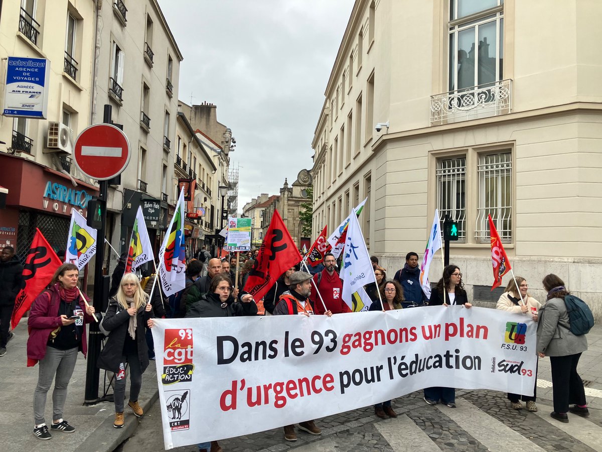 🔴 Le cortège pour un #planDurgence93, contre le « choc des savoirs » s’élance d’Aubervilliers. ✊🪧🔥 @SNUipp_FSU93 @93Fsu @SnesFsuCreteil @SNESFSU