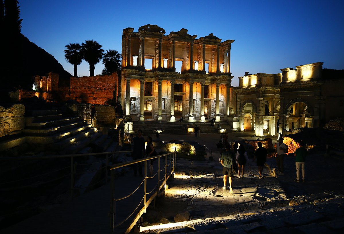 Efes Antik Kenti yenilenen ışıklandırmasıyla ziyaretçilerini ağırlıyor ntv.com.tr/galeri/n-life/… Foto: AA