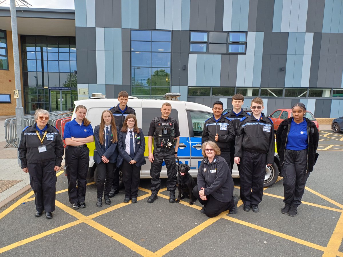 Sandwell Cadets met 3 lovely BTP Police Dogs this week. The officers showed us how the dogs search for items such as drugs & explosives. A lot of our Cadets want to be Dog Handlers when they join the Police !!👮🐶 @BTP @SandwellPolice @NationalVPC