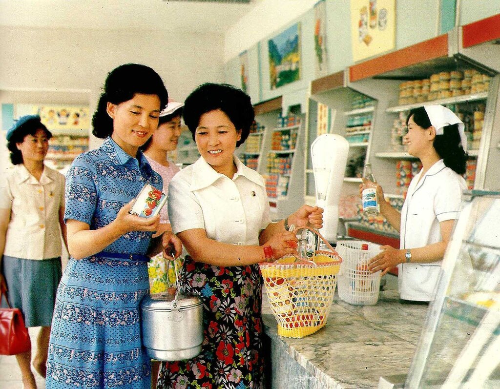 Артисты малых и больших театров Пхеньяна, изображающие изобильную уверенность простых корейских тружеников в завтрашнем дне, среди дорогущих декораций. Пхеньян, 1980 г.