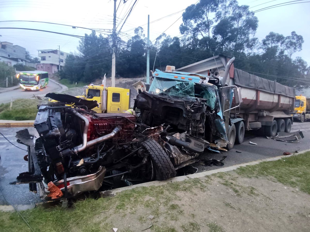 #ECU911Reporta | 🚨 Hoy 05:40 se reportó al 9-1-1 un choque entre un tráiler y un vehículo en sector Hotel León, Azogues. 

👨🏻‍⚕️Personal de @IESSCanar informó que no existieron persona heridas. 🧑🏻‍🚒 @bomberos_azogue realizaron labores de limpieza de la calzada. 

📷 cortesía.