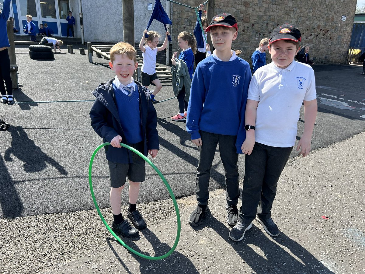 WallacestonePS's tweet photo. Our play leaders are hard at work this lunchtime playing games with our younger children. 😀 #playleaders #leadersoflearning https://t.co/ArRgEBFC5v