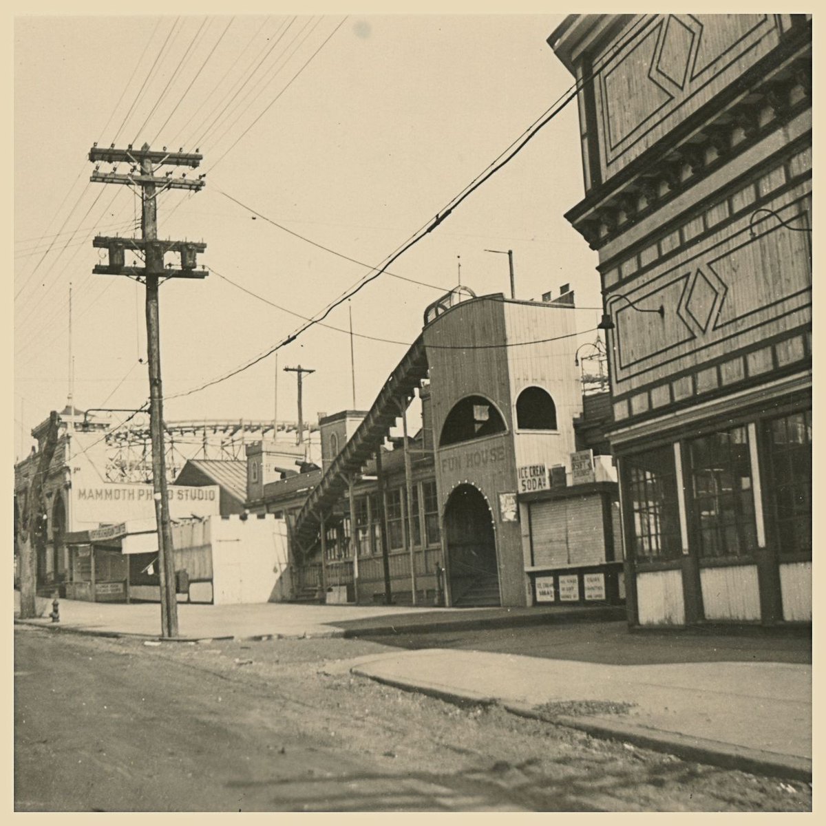 A 1905 map & 1920s photos unveil North Beach, a former NYC working-class amusement park along East Elmhurst's Bowery Bay. Developed in 1886 by Steinway pianos' heir, it thrived until 1921 before becoming LaGuardia Airport. 

#QPLarchives #EastElmhurstQueens #AstoriaQueens