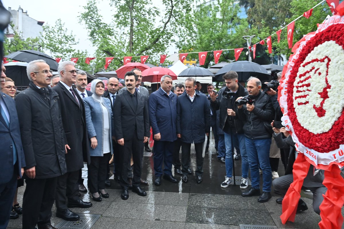 📍Trabzon 24’üncü Uluslararası Karadeniz Tiyatro Festivali çerçevesinde Devlet Tiyatroları Genel Müdürü Sn. Tamer Karadağlı ile Meydan Atatürk Heykeline çelenk bıraktık. Tiyatrosever vatandaşlarımızı 2-15 Mayıs tarihlerinde Trabzon’a bekliyoruz. #TürkiyeHızlanıyor 🇹🇷