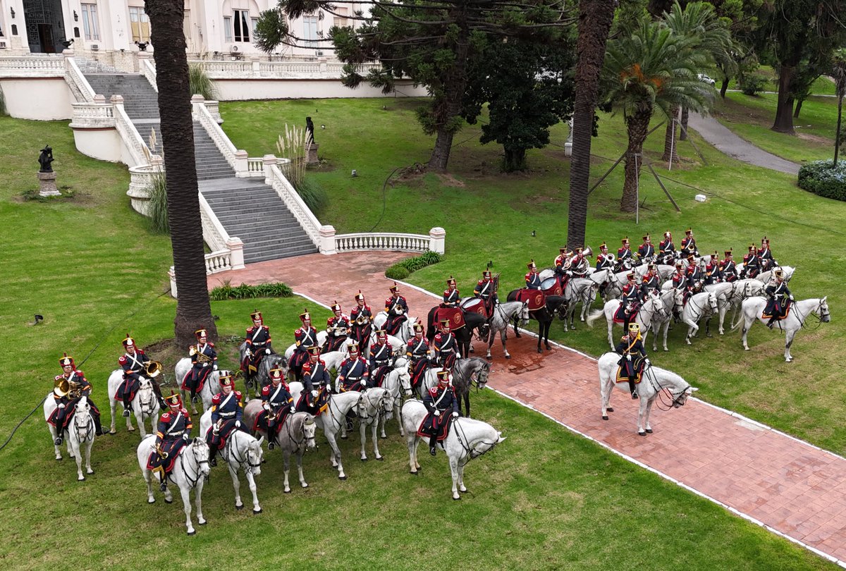 ¡Buen jueves para todos!  🇦🇷 🐴#BuenJueves #FelizJueves    #HerederosDelLibertador #UnRegimientoConHistoria #SomosHistoriaViva #Granaderos