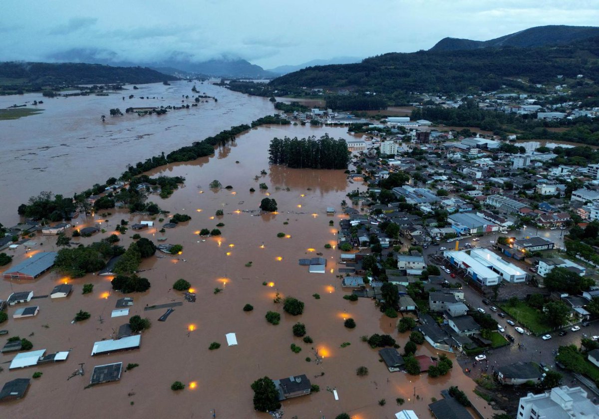 #acessolivre | Temporais matam 11 no RS. Governo decreta calamidade. Eduardo Leite pede para moradores de áreas atingidas deixarem suas casas. Região do Vale do Taquari volta a ser afetada após tragédia em setembro de 2023. nexojornal.com.br/extra/2024/05/…