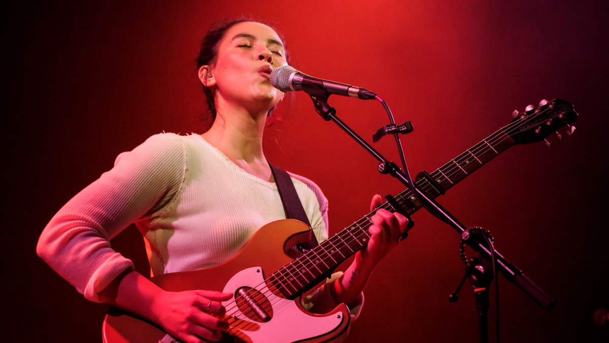 Brushing our lips with @ghostly_kisses last night 🤍 Opened by the talented @Sandrayati 📸 @GrahamHilling #ghostlykisses #Sandrayati #livemusic #gig #islingtonassemblyhall #islington