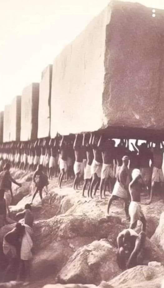 Photographie surprenante prise lors de la construction des pyramides d'Égypte en 1750 avant JC. Vraiment impressionnant!