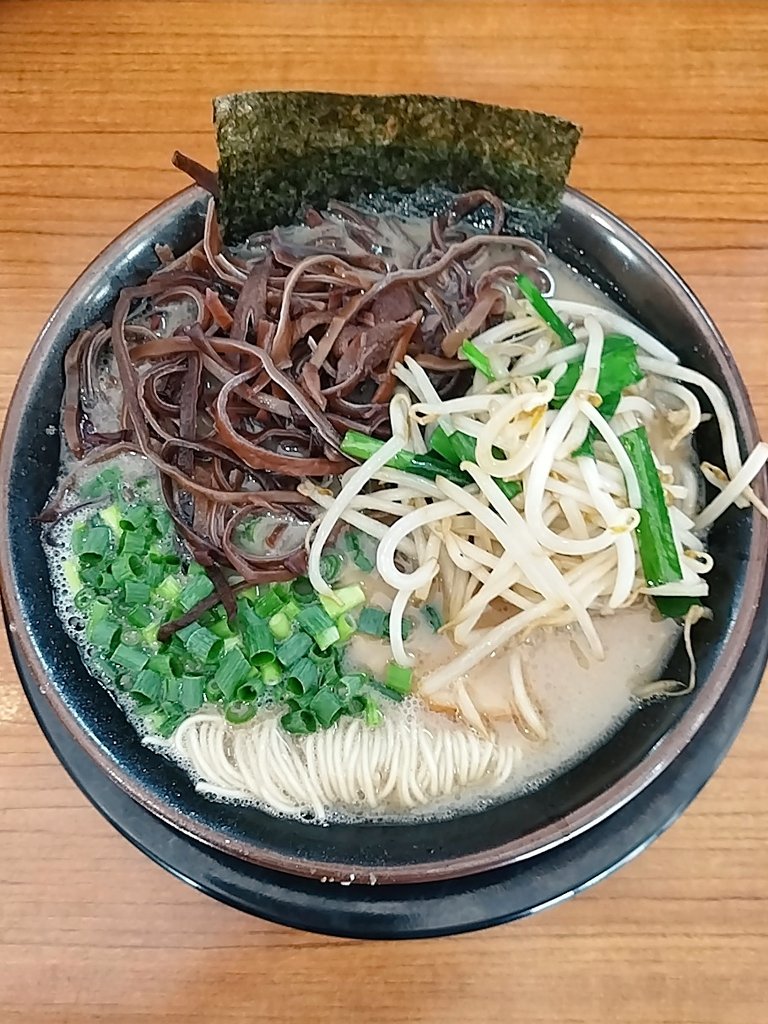 博多長浜ラーメン ぼたん 大塚本店 ラーメン　きくらげ　ニラもやし バリカタの整った麺線を手前に垣間見るのが何ともうれしい 確り抽出した豚骨は余計な脂に頼ること無くストレートな旨さ トッピングを咀嚼すれば増す満腹感 替玉を控えることが出来ました 噛み応えあるバラチャーシューも美味い🙏