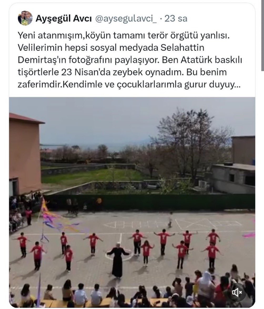 ✖️Sözcü Gazetesi’nin “Van'da bir köy okulundaki öğretmenin 23 Nisan’da öğrencilerine Atatürk baskılı tişört giydirdiği için açığa alındığı” iddiası yalan. ✅Van’da bir köy okulunda 23 Nisan törenlerinde Atatürk baskılı tişörtle öğrencilerine zeybek oynattığı için PKK tarafından