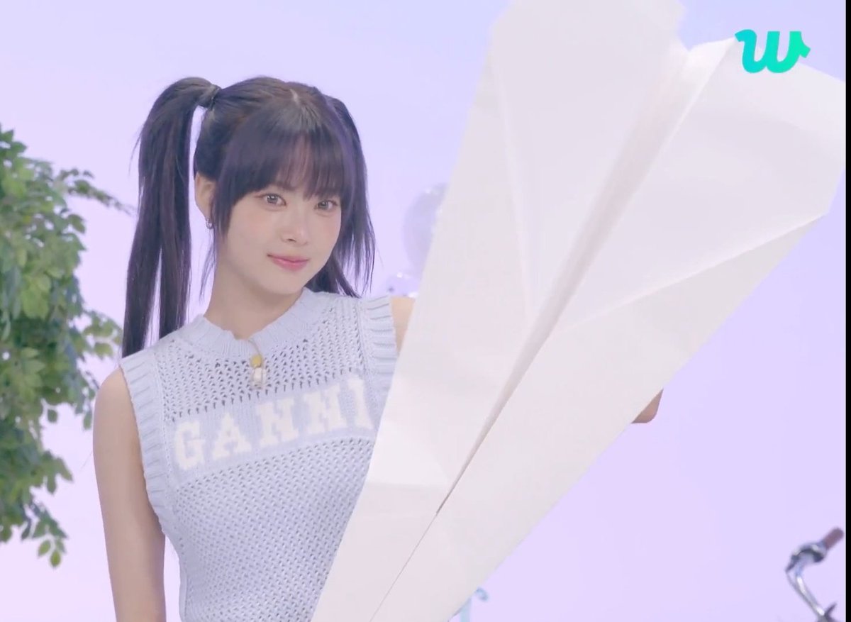 Eunchae and the big ass paper airplane😭