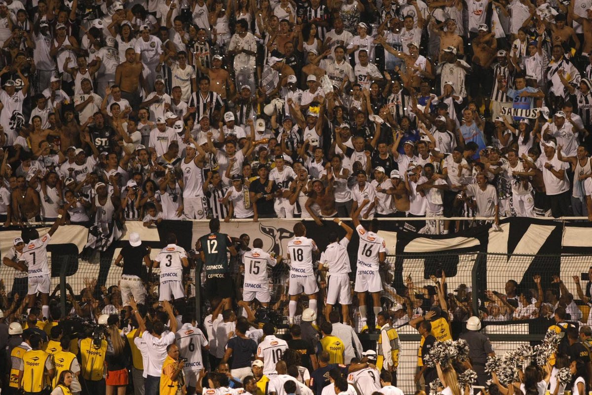 7️⃣2️⃣ gols marcados, lances inesquecíveis e um título com assinatura de #MeninosDaVila. Há 14 anos, o Peixão conquistava o #Paulistão de 2010 no Pacaembu lotado de santistas! 🏆🤍