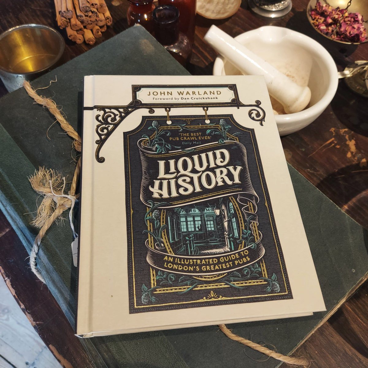 'Liquid History' is a beautiful illustrated guide to London's best pubs, written by the city's leading pub tour guide and host of the celebrated Liquid History Tours, John Warland! Find it now in the #OldOpShop: 👉 buff.ly/4dgioi0