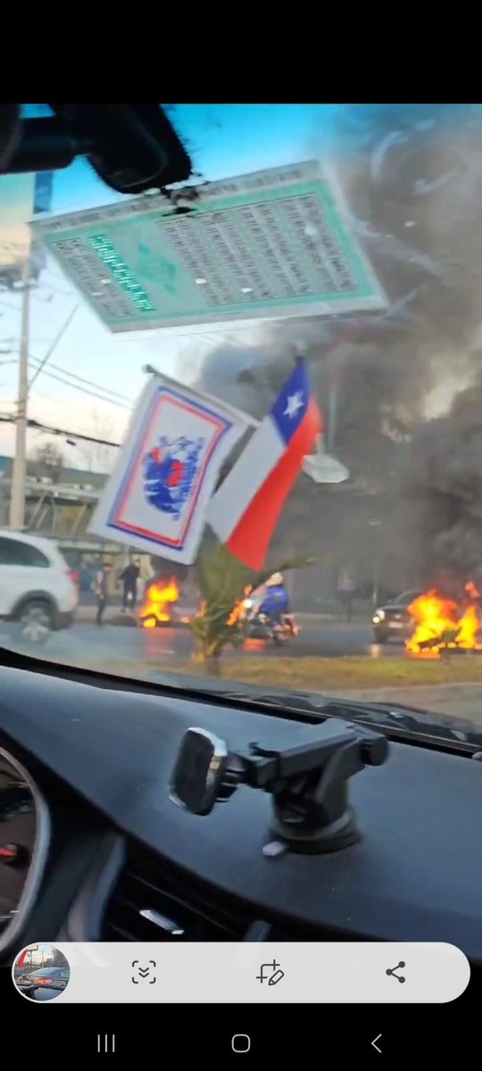 Tránsito cortado en esquina blanca con camino a Melipilla por quema de neumáticos, precaución amigos