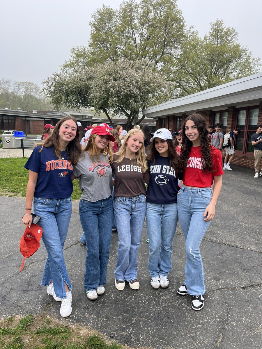 Congratulations to all the seniors out there on your college admittance. Be the change! #WeAreChappaqua @ski626 @KFloresChapp @RonGamma @Lauren_Olmo