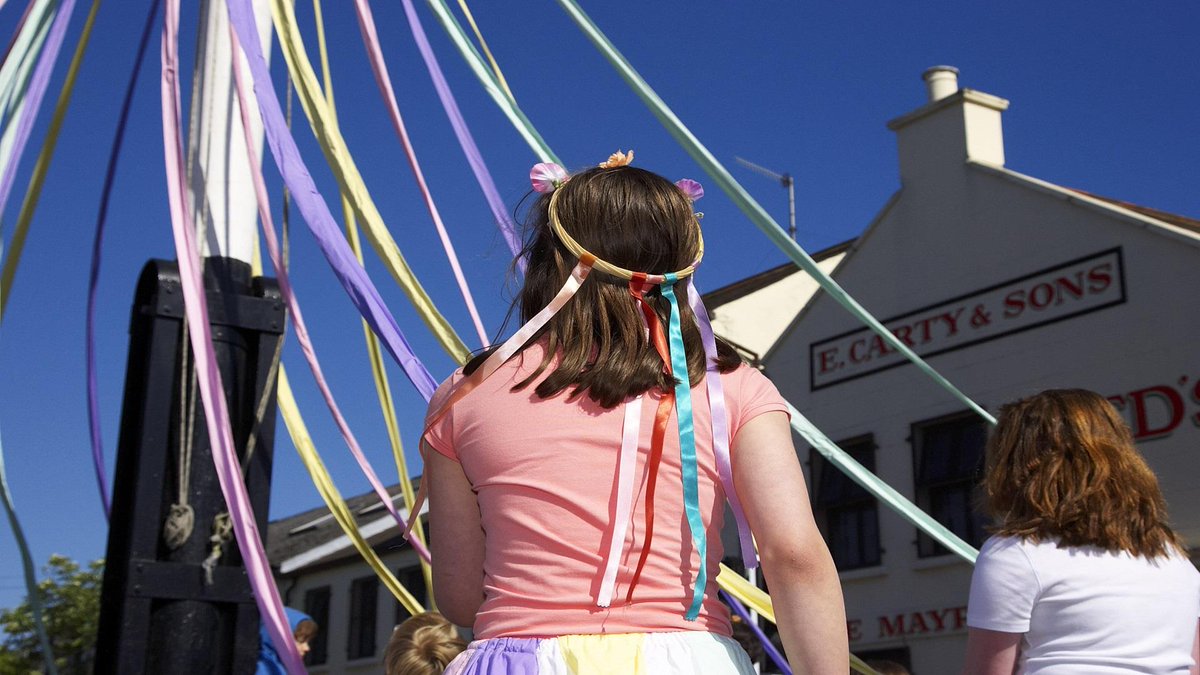 The May #BankHoliday Weekend is almost here and there's so much going on in & around the city! 🤩 From festivals and street art to May Day celebrations and fiestas ✨ See what's on >> vstbelfast.com/may-bank-holid…