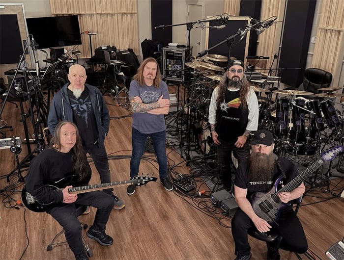 John Petrucci terminou de gravar as guitarras do próximo disco do Dream Theater whiplash.net/materias/news_…  whiplash.net