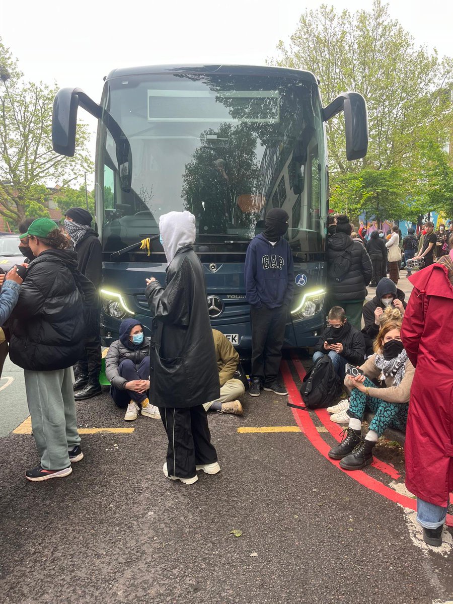 Anti deportation protests in Peckham, London. Police tried to remove migrants from hotel this morning but protesters have blocked them. #StopTheTories #RefugeesWelcome #StopTheDeportations