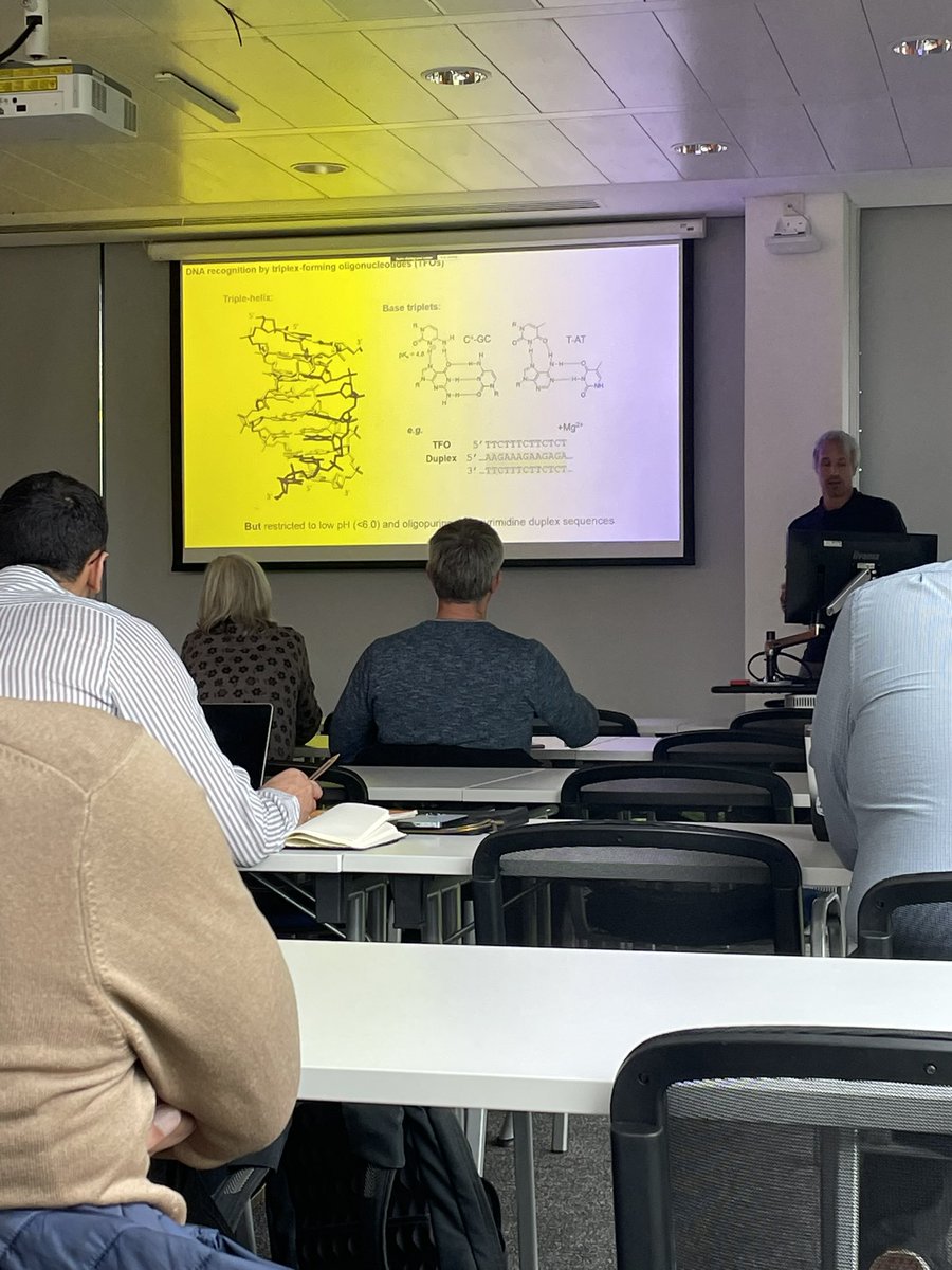 Really looking forward to learning about triplex forming oligonucleotides from David Rusling from Portsmouth School of Pharmacy. #RSoP #PharmacyatReading