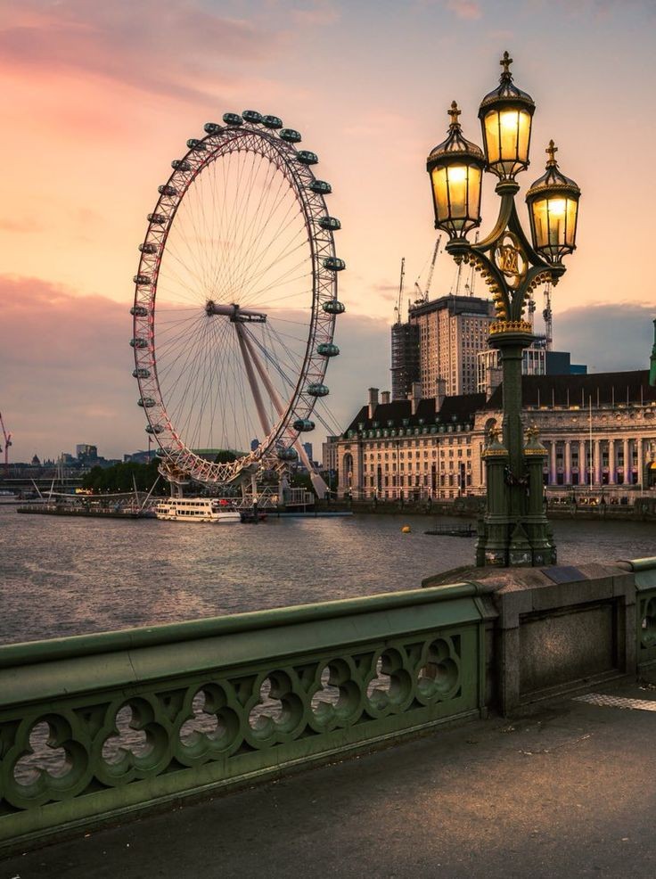 London, from the echoes of its past to the buzz of its present, stands as a monument to human creativity and resilience.

Let's discover 12 of its most iconic
landmarks: