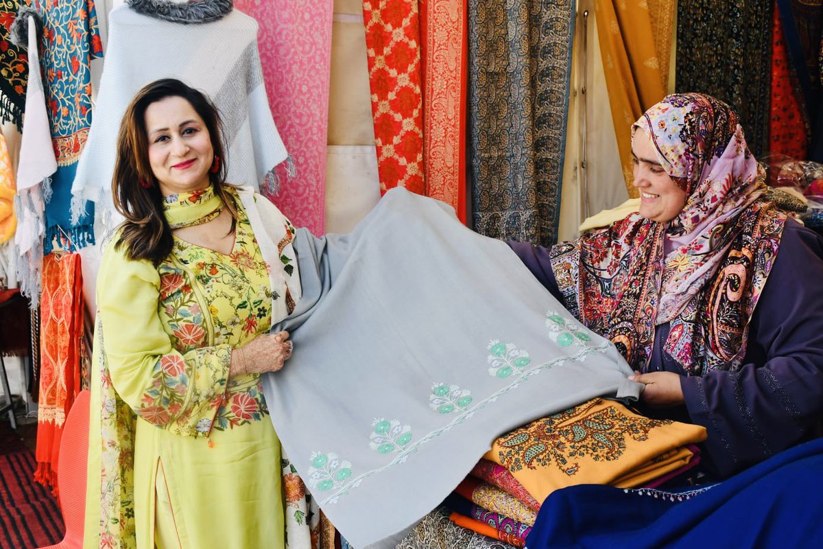Visited UMEED Haat, Boulevard road Srinagar and loved to see the beautifully handmade handicraft products made by Rural Women associated with @MDJKSRLM , Must Visit and Do buy from here supporting rural livelihood promoting local Art and craft #umeed #vocalforlocal #WomensArt