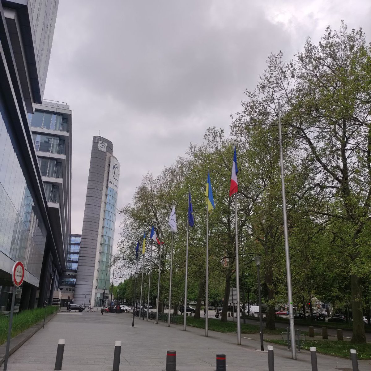 Les drapeaux israéliens ont été retirés du parvis de l’hôtel de région #HautsdeFrance. Sage décision alors que le Gouvernement israélien enfreint le droit international à #Gaza et qui ne nous empêche pas de continuer d’exiger fermement la libération des otages du 8 octobre.
#Paix