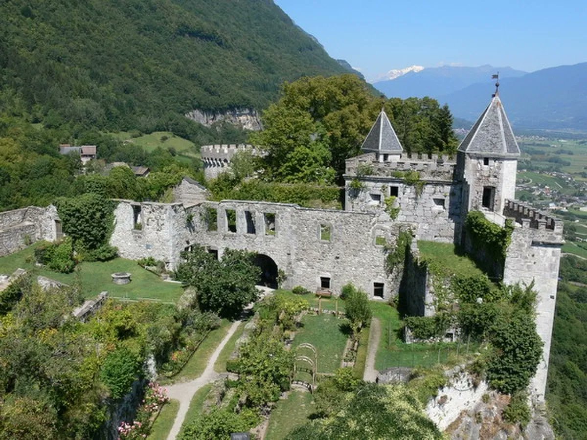Le château de Miolans est un château-forteresse médiéval situé dans la Combe de Savoie, sur la commune de Saint-Pierre-d'Albigny techno-science.net/glossaire-defi…