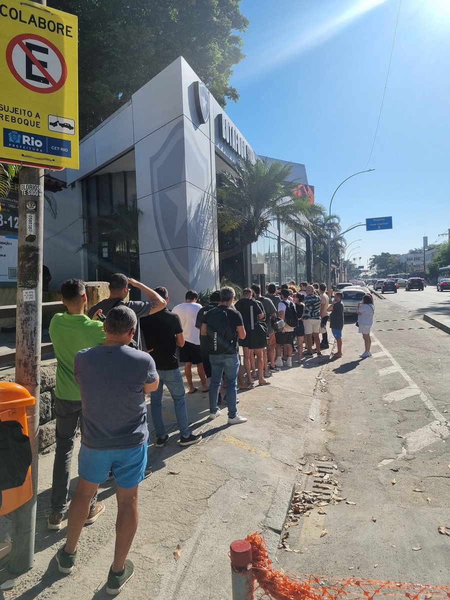 setorvisitante's tweet photo. Fila pra comprar a nova camisa em GS! https://t.co/UUl63QpsDs