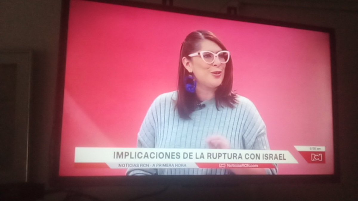 En sintonía con la hermosa 😍 @Juanaafanador1 @NoticiasRCN #APrimeraHora 
#MesaAncha con sus temas políticos bien sustentados.

Posdata 
Doblerasero de este nefasto desgobierno y NO condenó la guerra de Rusia 🇷🇺 y Ucrania 🇺🇦.